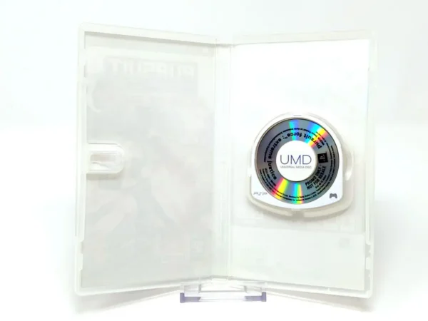 Interior del juego Pursuit Force: Extreme Justice (ESP) (Promo) para PSP con disco y manual