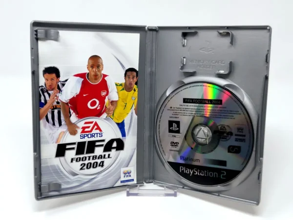 Interior del juego FIFA Football 2004 (ESP) (Platinum) para PlayStation 2 con disco y manual