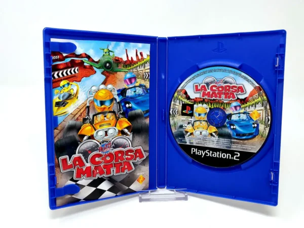 Interior del juego Buzz! Junior: La Corsa Matta (ITA) para PlayStation 2 con disco y manual
