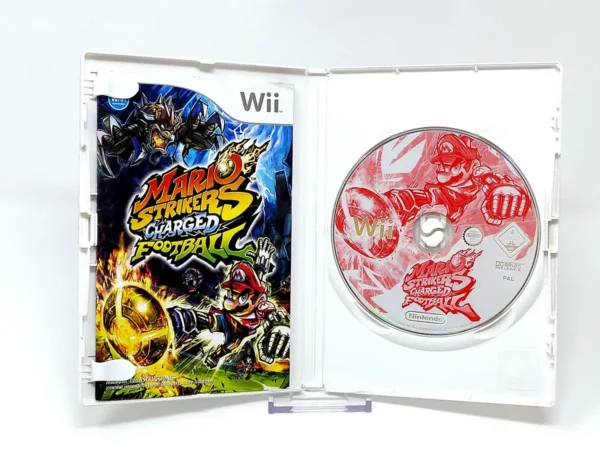 Interior del juego Mario Strikers Charged Football (ESP) para Nintendo Wii con disco y manual