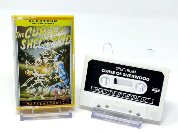 Interior del juego The Curse of Sherwood (Mastertronic) para Sinclair ZX Spectrum con disco y manual