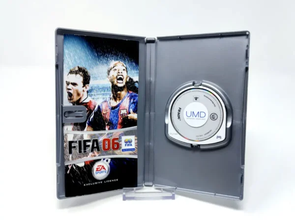 Interior del juego FIFA 06 (POR) (Platinum) para PSP con disco y manual