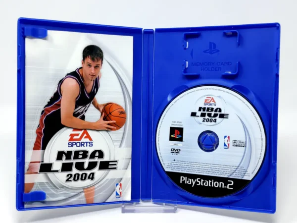 Interior del juego NBA Live 2004 (ESP) para PlayStation 2 con disco y manual