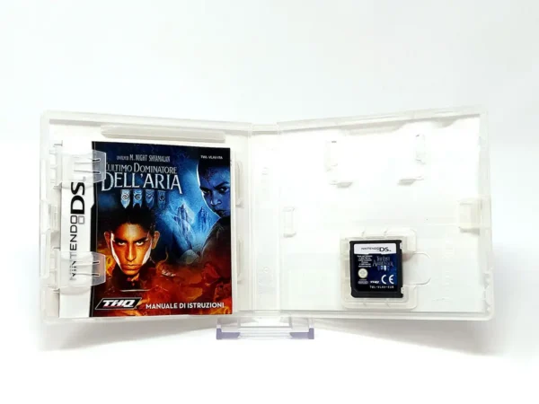 Interior del juego L'Ultimo Dominatore dell'Aria (ITA) para Nintendo DS con disco y manual