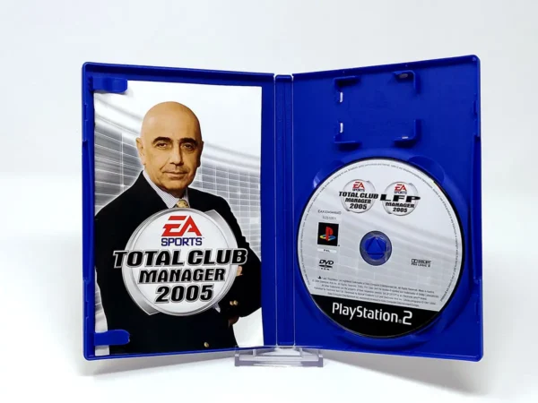 Interior del juego Total Club Manager 2005 (ITA) para PlayStation 2 con disco y manual