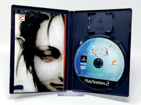Interior del juego Shadow of Memories (ESP) para PlayStation 2 con disco y manual