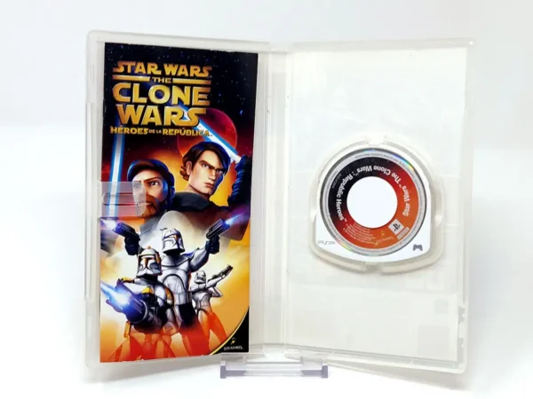 Interior del juego Star Wars: The Clone Wars: Héroes de la República (ESP) para PSP con disco y manual