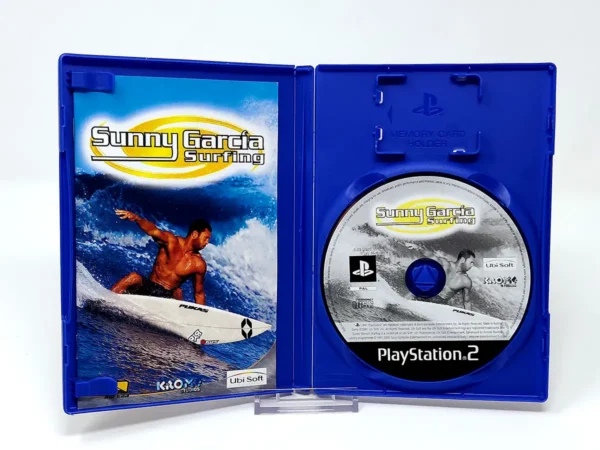 Interior del juego Sunny Garcia Surfing (ESP) para PlayStation 2 con disco y manual