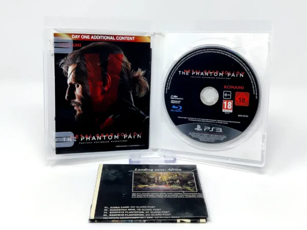 Interior del juego Metal Gear Solid V: The Phantom Pain (Edición Day One) (ESP) para PlayStation 3 con disco y manual