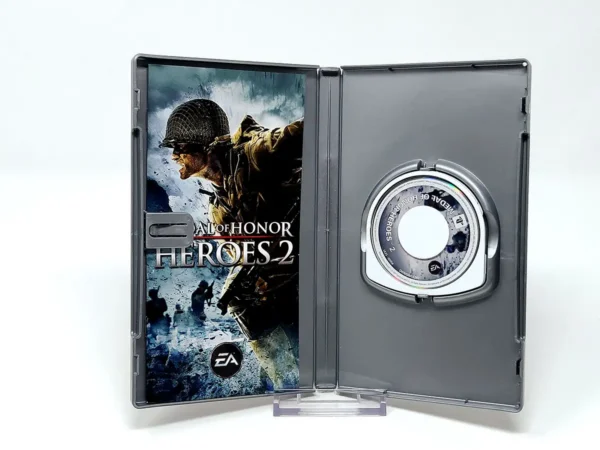 Interior del juego Medal of Honor: Heroes 2 (ESP) (Platinum) para PSP con disco y manual