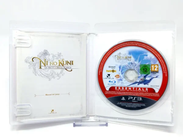 Interior del juego Ni no Kuni: La Ira de la Bruja Blanca (ESP) (Essentials) para PlayStation 3 con disco y manual