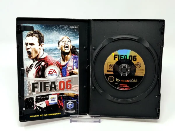 Interior del juego FIFA 06 (ESP) para Nintendo GameCube con disco y manual