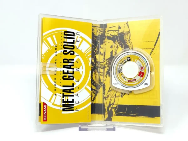 Interior del juego Metal Gear Solid: Peace Walker (ESP) para PSP con disco y manual