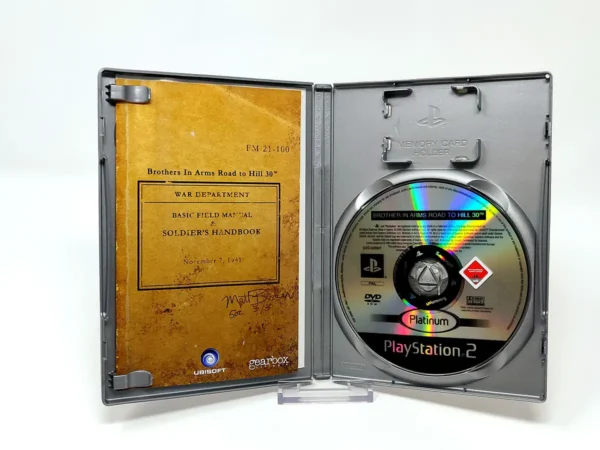 Interior del juego Brothers in Arms: Road to Hill 30 (UK) (Platinum) para PlayStation 2 con disco y manual