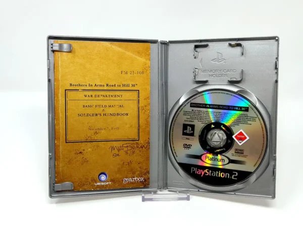 Interior del juego Brothers in Arms: Road to Hill 30 (FRA) (Platinum) para PlayStation 2 con disco y manual