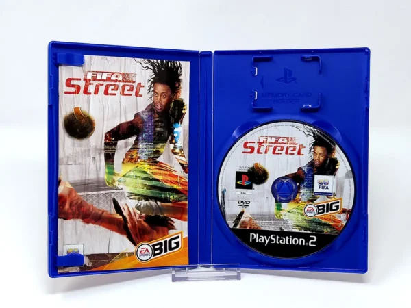 Interior del juego FIFA Street (ESP) para PlayStation 2 con disco y manual