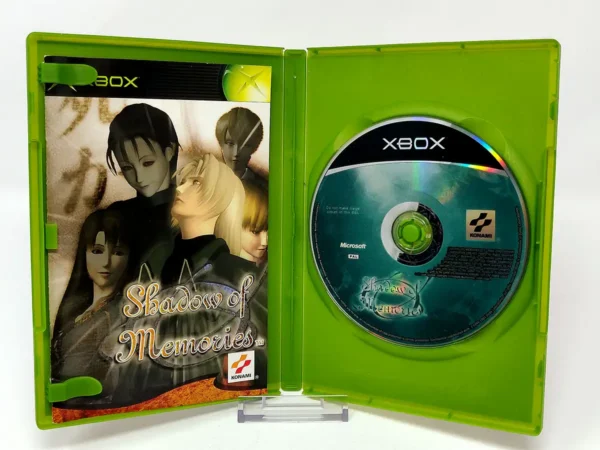 Interior del juego Shadow of Memories (ESP) para XBOX con disco y manual