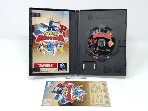 Interior del juego Pokémon Colosseum (ESP) para Nintendo GameCube con disco y manual