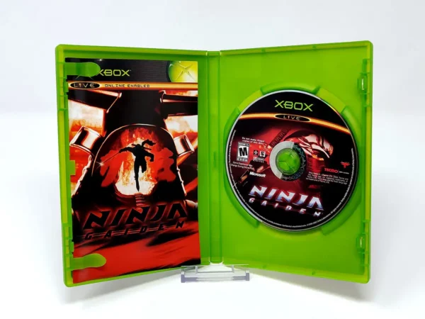 Interior del juego Ninja Gaiden (USA) para XBOX con disco y manual