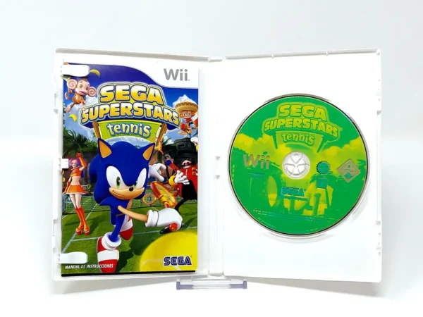 Interior del juego Sega Superstars Tennis (ESP) para Nintendo Wii con disco y manual