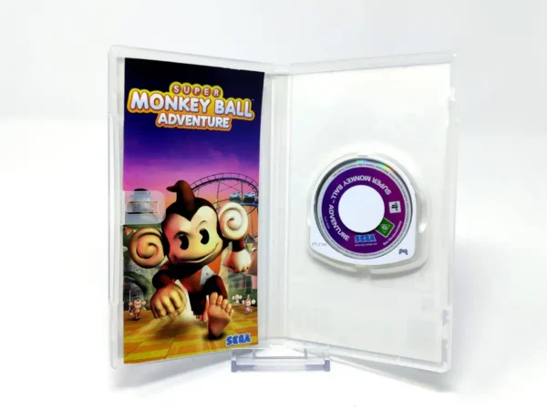 Interior del juego Super Monkey Ball Adventure (ESP) (Essentials) para PSP con disco y manual