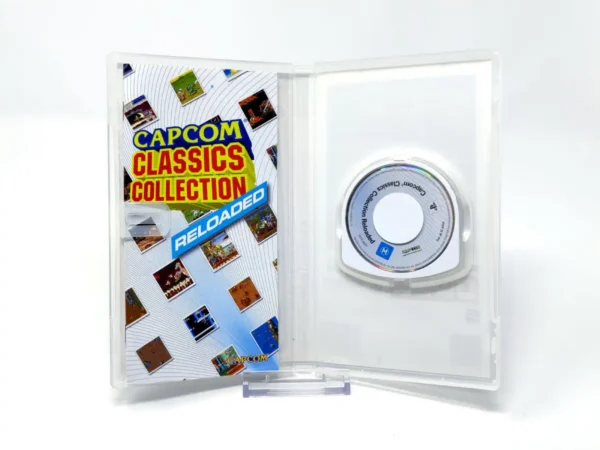 Interior del juego Capcom Classics Collection Reloaded (ESP) (Essentials) para PSP con disco y manual
