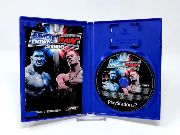 Interior del juego WWE SmackDown! vs. Raw 2006 (ITA) para PlayStation 2 con disco y manual