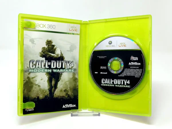 Interior del juego Call of Duty 4: Modern Warfare (ESP) para XBOX 360 con disco y manual
