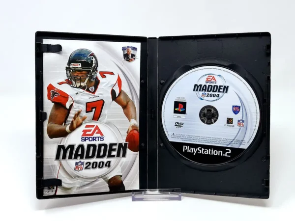 Interior del juego Madden NFL 2004 (FRA) para PlayStation 2 con disco y manual
