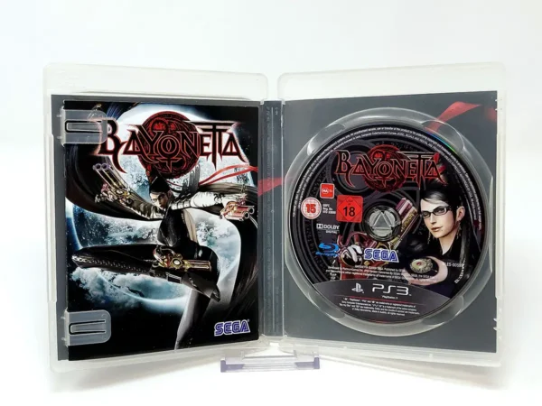 Interior del juego Bayonetta (ESP) para PlayStation 3 con disco y manual