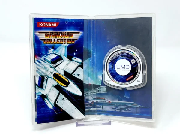 Interior del juego Gradius Collection (ESP) para PSP con disco y manual
