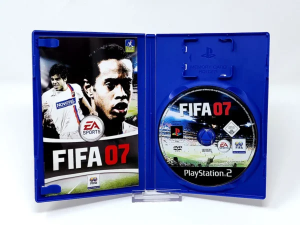 Interior del juego FIFA 07 (FRA) para PlayStation 2 con disco y manual