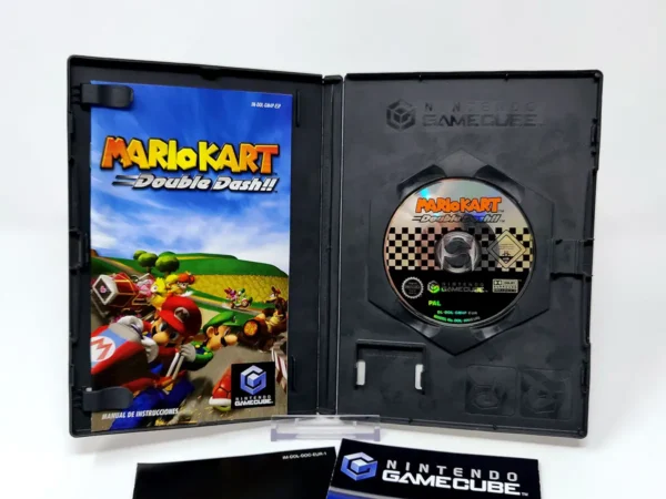 Interior del juego Mario Kart: Double Dash!! (ESP) para Nintendo GameCube con disco y manual