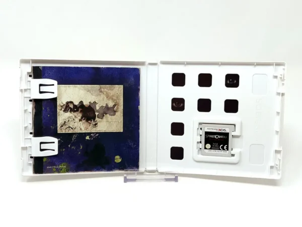 Interior del juego Spirit Camera: La Memoria Maldita (ESP) para Nintendo 3DS con disco y manual