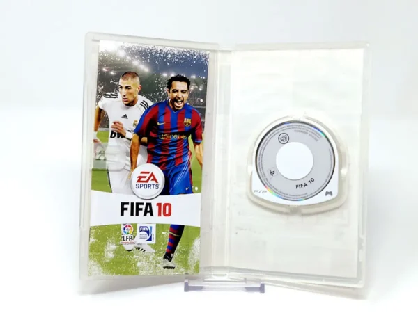 Interior del juego FIFA 10 (ESP) para PSP con disco y manual