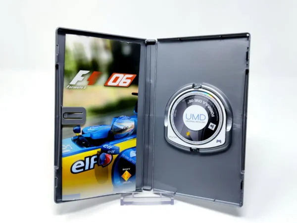 Interior del juego Formula One 06 (ESP) (Platinum) para PSP con disco y manual