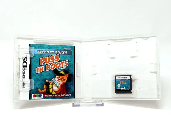 Interior del juego Tales to Enjoy!: Puss In Boots (UK) para Nintendo DS con disco y manual