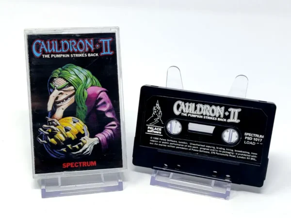Interior del juego Cauldron II: The Pumpkin Strikes Back para Sinclair ZX Spectrum con disco y manual