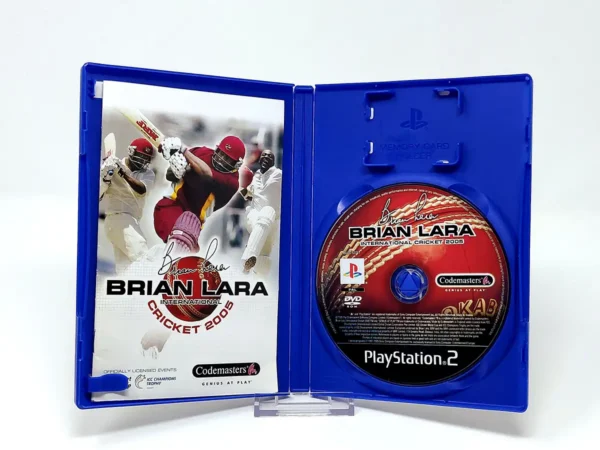 Interior del juego Brian Lara International Cricket 2005 (UK) para PlayStation 2 con disco y manual