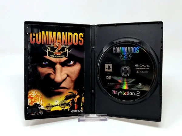 Interior del juego Commandos 2: Men of Courage (UK) para PlayStation 2 con disco y manual