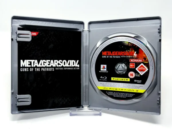 Interior del juego Metal Gear Solid 4: Guns of the Patriots (ESP) (Platinum) para PlayStation 3 con disco y manual