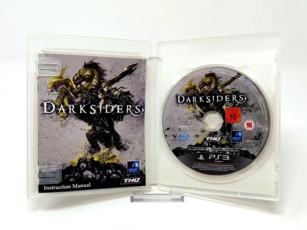 Interior del juego Darksiders (UK) para PlayStation 3 con disco y manual