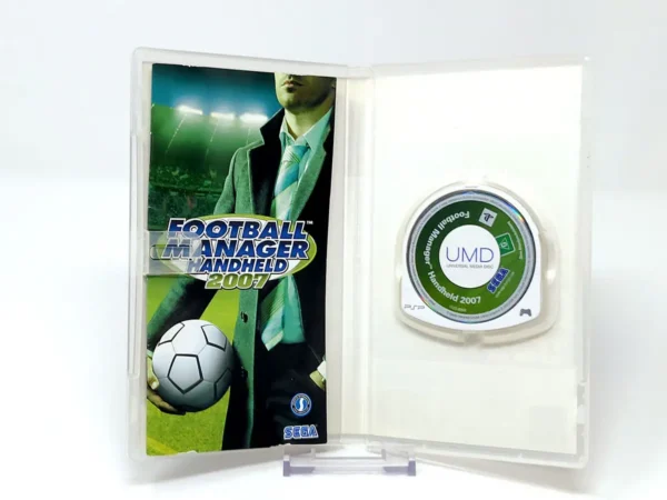 Interior del juego Football Manager Handheld 2007 (ESP) para PSP con disco y manual