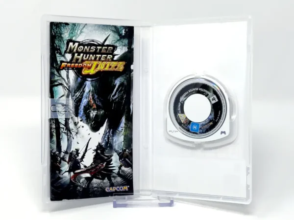 Interior del juego Monster Hunter Freedom Unite (ESP) para PSP con disco y manual