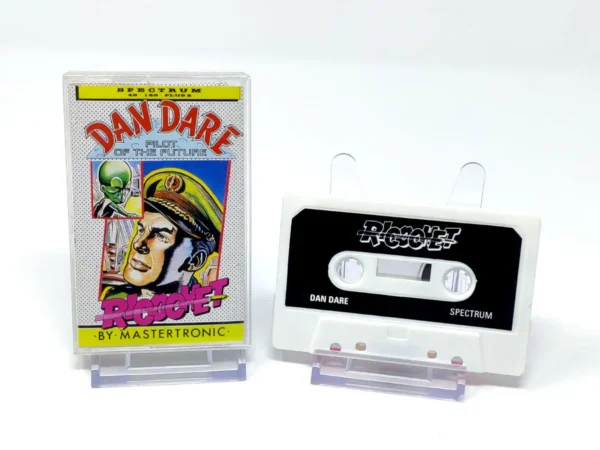 Interior del juego Dan Dare: Pilot of the Future (Mastertronic) para Sinclair ZX Spectrum con disco y manual