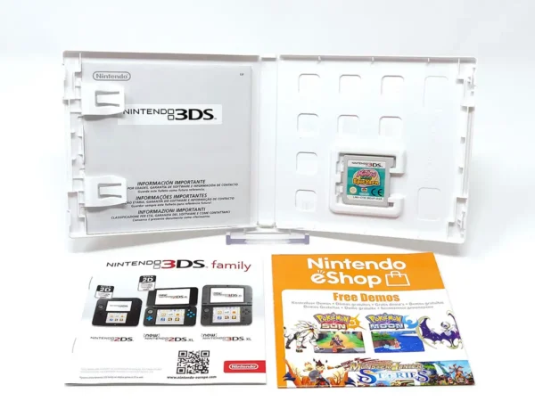 Interior del juego Kirby's Extra Epic Yarn (ESP) para Nintendo 3DS con disco y manual