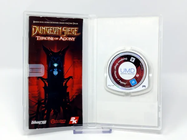 Interior del juego Dungeon Siege: Throne of Agony (ESP) para PSP con disco y manual
