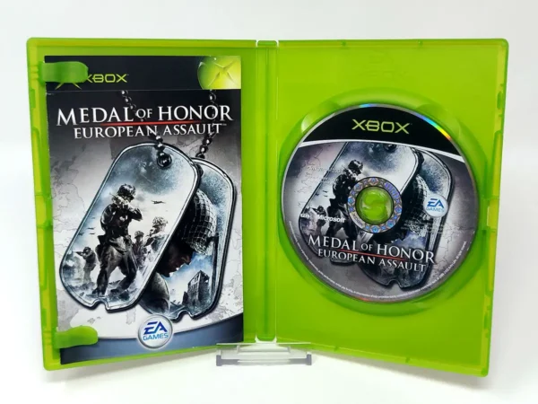 Interior del juego Medal of Honor: European Assault (UK) para XBOX con disco y manual