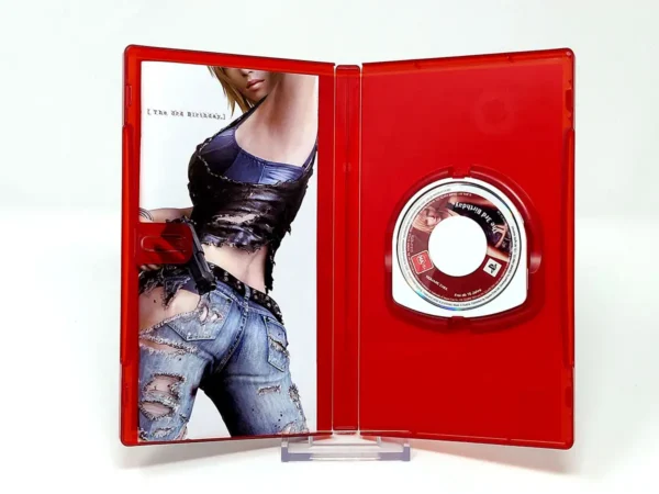 Interior del juego The 3rd Birthday para PSP con disco y manual