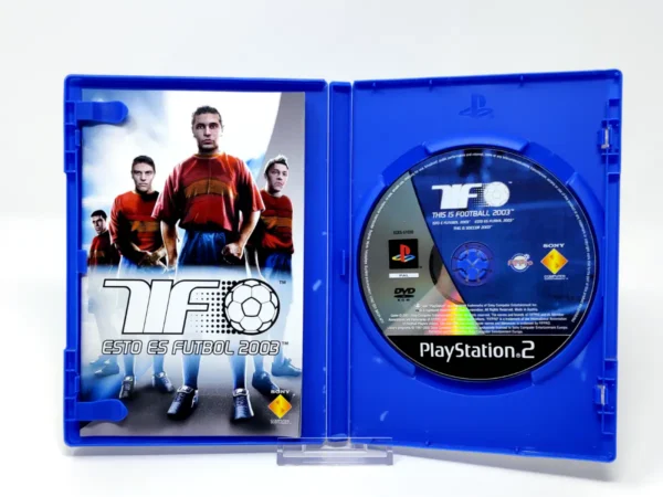 Interior del juego Esto Es Fútbol 2003 (ESP) (v1) para PlayStation 2 con disco y manual